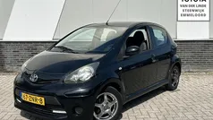 Zwart Gebruikt 2013 Toyota Aygo Hatchback | € 4.250 (Eerlijke prijs)