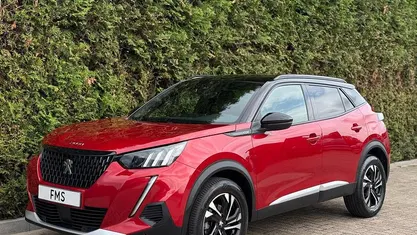 Rood, metallic lak Gebruikt 2023 Peugeot 2008 GT-line SUV | € 22.890 (Goede deal)