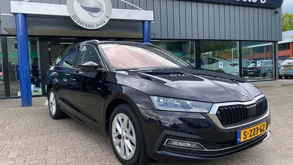 Zwart Gebruikt 2022 Skoda Octavia Business Line Stationwagen | € 27.745 (Eerlijke prijs)