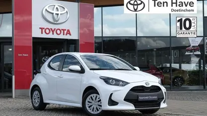 Wit Occasion 2021 Toyota Yaris Hybrid Active Hatchback | € 19.400 (Eerlijke prijs)