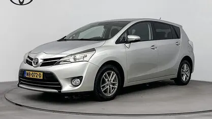 Grijs (metallic) Occasion 2015 Toyota Verso Business Edition MPV | € 14.945 (Eerlijke prijs)