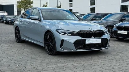 Grijs Gebruikt 2023 BMW 320 M Sport Sedan | € 56.400 (Eerlijke prijs)
