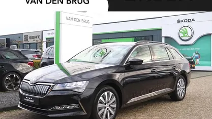 Zwart Gebruikt 2022 Skoda Superb Business Line Hatchback | € 28.695 (Eerlijke prijs)