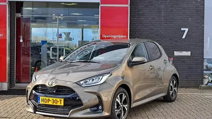 Groen, metallic lak Gebruikt 2025 Toyota Yaris Hybrid Edition Hatchback | € 26.900 (Eerlijke prijs)
