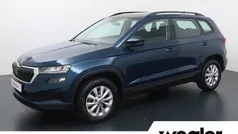 Blauw, metallic lak Gebruikt 2023 Skoda Karoq Ambition SUV | € 26.840 (Eerlijke prijs)