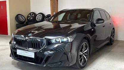 Zwart Occasion 2024 BMW 520 M Sport Stationwagen | € 67.500 (Eerlijke prijs)