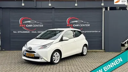 Wit Gebruikt 2015 Toyota Aygo X-pure Hatchback | € 6.999 (Eerlijke prijs)