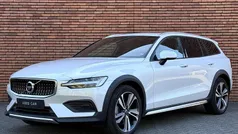 Wit, metallic lak Gebruikt 2018 Volvo V60 CC Pro Stationwagen | € 34.950 (Eerlijke prijs)