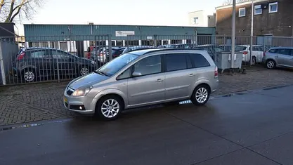 Grijs Gebruikt 2007 Opel Zafira Essentia MPV | € 2.450 (Eerlijke prijs)