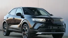 Zwart, metallic lak Gebruikt 2023 Opel Mokka Ultimate SUV | € 25.995 (Eerlijke prijs)