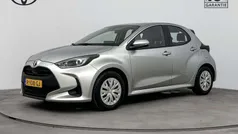 Grijs Gebruikt 2022 Toyota Yaris Hybrid Active Hatchback | € 22.445 (Eerlijke prijs)