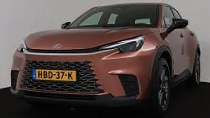 Bruin Occasion 2025 Lexus LBX SUV | € 33.945 (Goede deal)