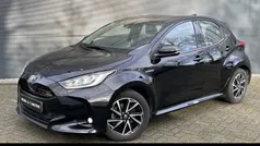 Zwart, metallic lak Gebruikt 2020 Toyota Yaris Hybrid Hatchback | € 17.950 (Eerlijke prijs)