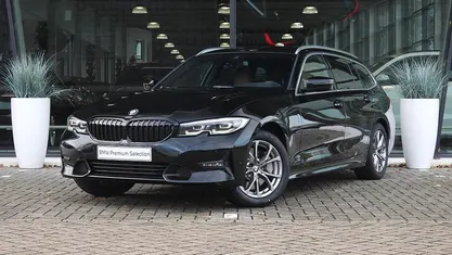 Zwart Gebruikt 2020 BMW 330e Executive Stationwagen | € 27.950 (Eerlijke prijs)