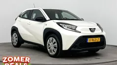 Gebruikt 2024 Toyota Aygo Play Hatchback | € 18.499 (Eerlijke prijs)