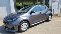 Grijs, metallic lak Gebruikt 2023 Toyota Yaris Active Hatchback | € 21.795 (Eerlijke prijs)