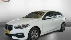 Wit Gebruikt 2021 BMW 118 Executive Hatchback | € 25.950 (Eerlijke prijs)