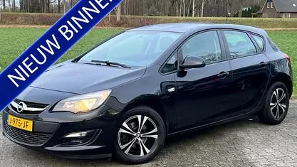 Zwart (metallic) Gebruikt 2014 Opel Astra Business Edition Hatchback | € 7.745 (Eerlijke prijs)