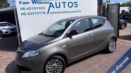 Grijs Gebruikt 2013 Lancia Ypsilon Silver Hatchback | € 4.994 (Goede deal)