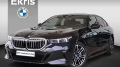 Zwart, metallic lak Gebruikt 2024 BMW 550e M Sport Sedan | € 86.950 (Goede deal)