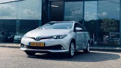 Grijs, metallic lak Gebruikt 2015 Toyota Auris Touring Sports Executive Stationwagen | € 13.900 (Eerlijke prijs)