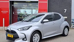 Gebruikt 2022 Toyota Yaris Hybrid Active Hatchback | € 21.400 (Eerlijke prijs)