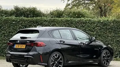 Zwart Occasion 2024 BMW 120 Comfort Edition Hatchback | € 33.895 (Eerlijke prijs)