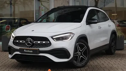 Wit (metallic) Gebruikt 2021 Mercedes GLA200 AMG line SUV | € 33.900 (Eerlijke prijs)