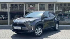 Grijs, metallic lak Gebruikt 2022 Toyota Yaris Cross Connect Style SUV | € 27.400 (Eerlijke prijs)