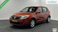 Rood, metallic lak Gebruikt 2010 Dacia Sandero Hatchback | € 3.750 (Eerlijke prijs)