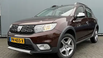 Bruin Occasion 2017 Dacia Sandero Lauréate Hatchback | € 7.899 (Eerlijke prijs)