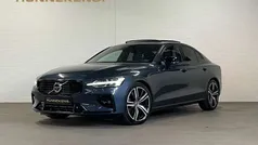 Blauw, metallic lak Gebruikt 2022 Volvo S60 R-Design Sedan | € 35.890 (Eerlijke prijs)