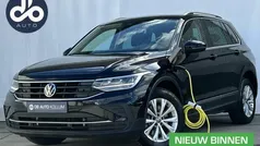 Zwart Gebruikt 2021 VW Tiguan Life SUV | € 24.934 (Eerlijke prijs)