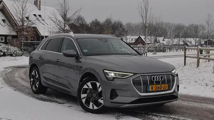 Grijs Occasion 2020 Audi e-tron Business SUV | € 30.490 (Eerlijke prijs)