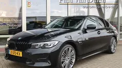 Zwart Gebruikt 2022 BMW 330e Sport Line Sedan | € 34.795 (Eerlijke prijs)