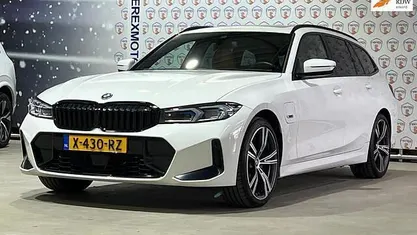 Wit Occasion 2023 BMW 330 Shadowline Stationwagen | € 39.945 (Eerlijke prijs)