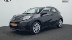 Zwart Gebruikt 2024 Toyota Aygo Play Hatchback | € 20.450 (Eerlijke prijs)