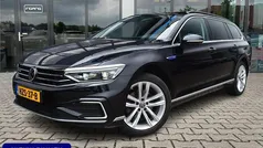 Zwart, metallic lak Gebruikt 2020 VW Passat Business Stationwagen | € 22.750 (Eerlijke prijs)