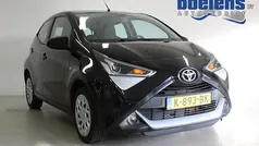Zwart (metallic) Gebruikt 2020 Toyota Aygo X-play Hatchback | € 8.439 (Goede deal)