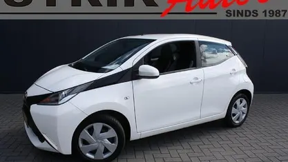 Wit Gebruikt 2014 Toyota Aygo X-play Hatchback | € 8.383 (Eerlijke prijs)