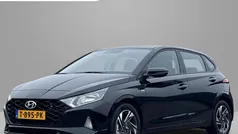 Phantom black (donker zwart) Gebruikt 2023 Hyundai i20 Comfort Hatchback | € 21.495 (Eerlijke prijs)