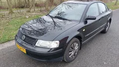 Zwart Gebruikt 1999 VW Passat Comfortline Sedan | € 999