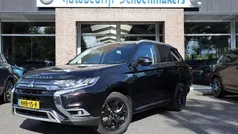 Zwart Gebruikt 2020 Mitsubishi Outlander P-HEV Intense SUV | € 23.440 (Eerlijke prijs)