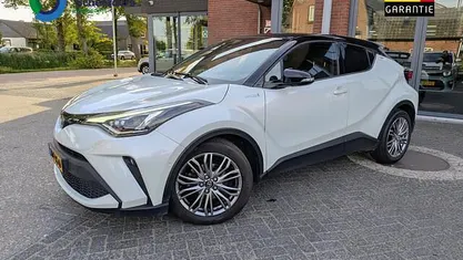 Wit Occasion 2020 Toyota C-HR Executive SUV | € 25.450 (Eerlijke prijs)