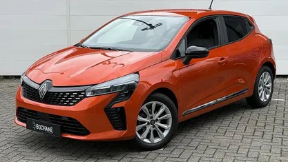 Oranje Gebruikt 2024 Renault Clio V Evolution Hatchback | € 18.095 (Eerlijke prijs)