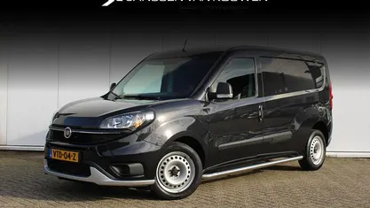 Zwart Gebruikt 2023 Fiat Doblò Trekking MPV | € 14.195 (Eerlijke prijs)