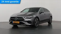 Grijs, metallic lak Gebruikt 2024 Mercedes CLA180 Shooting Brake Luxury Stationwagen | € 34.850 (Eerlijke prijs)