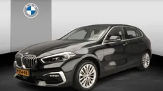 Zwart, metallic lak Gebruikt 2022 BMW 118 Basis Hatchback | € 25.900 (Eerlijke prijs)