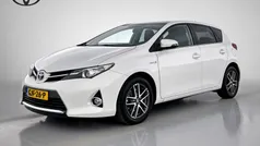 Wit Gebruikt 2015 Toyota Auris Hybrid Limited Hatchback | € 15.845 (Eerlijke prijs)