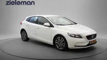 Wit Gebruikt 2015 Volvo V40 Business Edition Hatchback | € 6.845 (Eerlijke prijs)